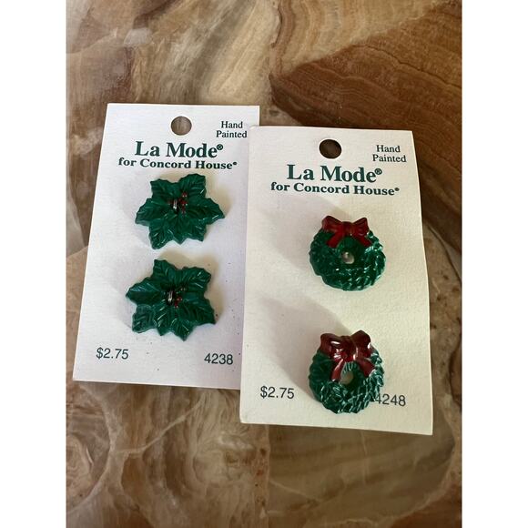 NOS Christmas Buttons: Wreaths & Holly Berry - Picture 1 of 4